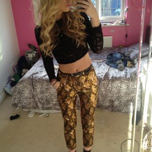 Léna, 24 ans, chienne en chaleur cherche son maître Léna - rencontre-Teen-Marseille
